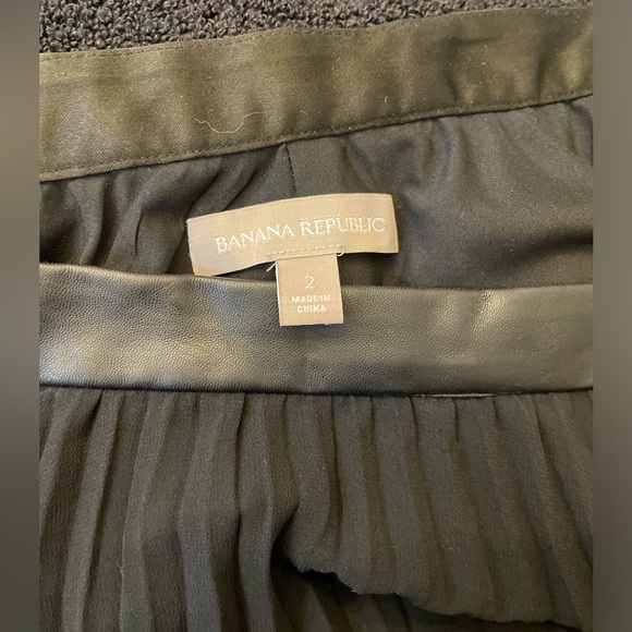 Pleated Midi Skirt w Faux Leather waistband. Size 2 - Picture 2 of 3